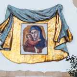 Da quel momento per Ricchiuti si spalancarono le porte delle chiese. Nella sua Bisceglie realizz� svariate opere, tra cui il manto in legno dorato che avvolge l�affresco della Madonna (sempre a Santa Maria Madre)...